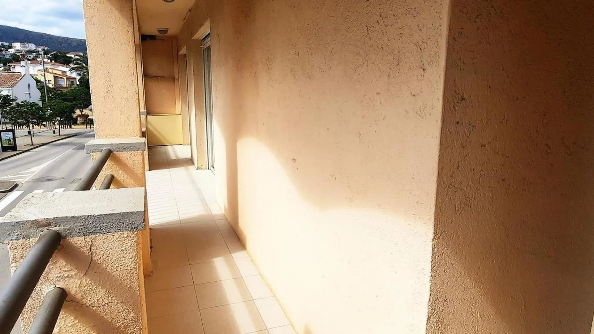 Apartamento En Llanca Con Piscina Comunitaria Y Terraza, A 10 Minutos De La Playa - Es-170-32 0*,
